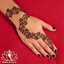 This mehendi pattern is a mix of linear and circular patterns. Minimalistic Arabic Mehndi Design Ideas For Intimate Weddings