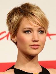 This kind of style will break up the soft round curves of a round face a sleek, long side bang tucked behind your ear will mirror the roundness and shortness of your face. 50 Ideal Pixie Cuts For Women With Round Face 2021