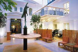 It was not until 1881 that oslo børs became an official stock exchange and began to list and trade securities. Oslo Bors Ombygd Arkitektur N