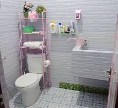 Rak kamar mandi dari kaca. 10 Desain Kamar Mandi Kecil Yang Indonesia Banget Ada Kloset Jongkok Bak Mandi Rumah123 Com