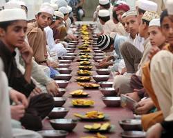 Image of Muslim breaking their fast during Ramadan