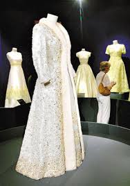 Fashionqueenny.com ist die beste quelle für alle informationen die sie suchen. Gown Of Queen Elizabeth Ii Royal Dresses Royal Clothing Queen Elizabeth