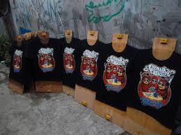 Desain kaos online merupakan situs no.1 di indonesia yang memiliki sebuah sistem dengan fungsi desain editor baju kaos yang revolusioner dengan pengiriman ke seluruh wilayah di indonesia. Konveksi Kaos Murah Surabaya Kaos Distro Kamtis Jombang