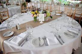 Runde tische wirken mit einem weißen tischtuch sehr elegant und edel. Tischdekoration Zur Hochzeit 31 Ideen Fur Runde Tische