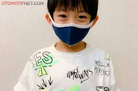 Anak kecil mengajarkan menggunakan masker. Produsen Aksesori Kendaraan Makko Group Produksi Masker Khusus Anak Gridoto Com