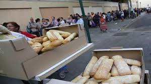La cola del hambre en Valencia: el Banco de Alimentos atiende a 53.000  familias al mes