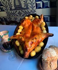El cochinillo asado o tostón es una de las recetas de navidad más típica en las casas españolas. Restaurante Botin Cochinillos Y Corderos Asado De Madrid