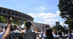 東京オリンピック ブルーインパルスの見える場所は？ ブルーインパルスが、五輪のシンボルマークである 「五つの輪」 を描くのは、 オリンピックスタジアムである新国立競技場 と発表されています。 Qagpls3a0tfaem
