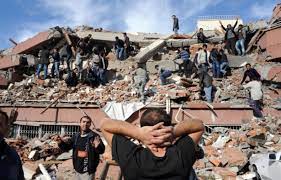 Un tremblement de terre, aussi appelé séisme, est un phénomène géologique imprévisible qui provoque des vibrations à la surface du sol. Un Tremblement De Terre Fait Plus De 200 Morts En Turquie Le Devoir