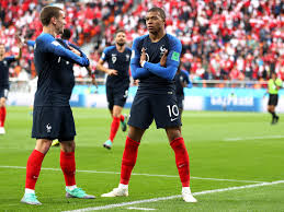 Mbappé schlenzt den ball gegen drei mann wunderbar jetzt heißt es dagegenhalten. Wm News Frankreich Star Mbappe Erklart Seine Jubelpose