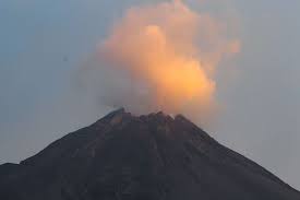 Gunung merapi (ketinggian puncak 2.930 mdpl, per 2010) (hanacaraka:ꦒꦸꦤꦸꦁ ꦩꦼꦫꦥꦶ) adalah gunung berapi di bagian tengah pulau jawa dan merupakan salah satu gunung api teraktif di indonesia. Aktivitas Vulkanis Gunung Merapi Dilaporkan Terus Meningkat Halaman All Kompas Com