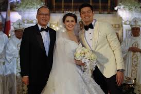 Philippine president benigno 'noynoy' aquino iii delivers a speech during a change of command ceremony at the police. Datei President Benigno Aquino Iii Poses For A Photo With Newlyweds Marian Rivera And Dingdong Dantes Jpg Wikipedia