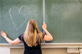 Heimlich verliebt in den Lehrer? – Was du jetzt auf keinen Fall tun  solltest - AOK Vigozone