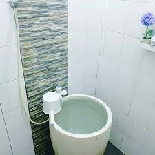 Kunci utama dari desain kamar mandi ala skandinavia ini adalah lapisan waterproof batu bata putih di dinding dan wallpaper. Desain Kamar Mandi Minimalis Terbaru Keramik Batu Alam Kamar Mandi Kecil Desainer Interior Indonesia