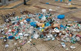 Κυψέλη: 50 σακούλες σκουπίδια άφησαν οι συγκεντρωμένοι στην πλ. Αγ. Γεωργίου