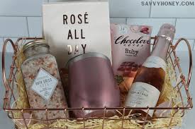 If you ask me, i think we gals have the market cornered on valentine's day gifts. Cute Diy Rose Wine Gift Basket Idea For Women