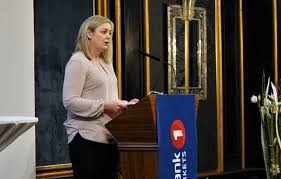 Tina bru (18 nisan 1986 doğumlu) muhafazakar parti için norveçli bir politikacıdır. Tina Bru Onsket Utenlandsk Vind Kapital Velkommen Energiteknikk