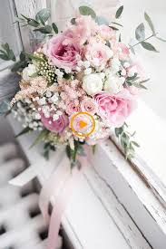 Fresh ideas from our wedding florists from bridal bouquets and floral crowns to ceremony flowers and wedding centrepieces. Lucie Raphael 39 S Bruiloft In De Pyrenees Atlantiques Bruiloft Blog Wedding Flowers Cost Wedding Flowers Wedding Flower Decorations