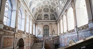 Affascinante palazzo all'esterno, conserva all'interno affreschi e oggetti preziosi. Audioguida Piazza Plebiscito Palazzo Reale Interno Guida Turistica Mywowo
