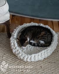Hey gnomies, today i'm sharing a cute cat bed that i made for my mom and dad's kitties. Easy Crochet Cat Or Dog Bed Tutorial Pattern Miss Mustard Seed