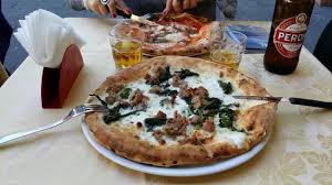 Meilleure pizzeria à Naples ?  Images?q=tbn:ANd9GcQLo3BdyUXaWbCO-ZlDWNcBaXnrh_6vtJxkxcIcJ7FfhvqseZpdHg