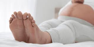 handle swollen feet during pregnancy