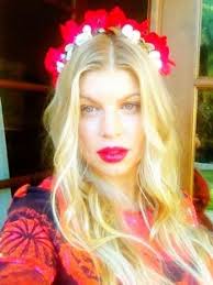 fergie shows off earth mother beauty