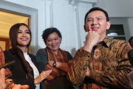 She is a member of the bendahara dynasty as the second wife of abdullah of pahang, the 6th sultan of pahang and 16th. Dulu Jokowi Didukung Selebriti Kini Giliran Ahok Halaman All Kompas Com