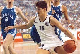 Ο «μπέμπης» του ελληνικού μπάσκετ, σύμφωνα με πληροφορίες, χτύπησε στο γόνατο, το πρόσωπο και το. Sto Nosokomeio Ektaktws O Fanhs Xristodoyloy Sdna