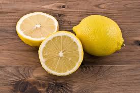 Minum segelas air lemon sebelum tidur secara rutin bisa membantu gerakan usus, meningkatkan sistem pencernaan, mengurangi konstipasi, meningkatkan penyerapan nutrisi, dan mengurangi kembung. Boleh Hilangkan Bau Mulut Ini 12 Khasiat Lemon Untuk Tubuh Badan Yang Sihat