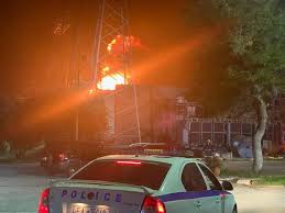 Σύμφωνα με την πυροσβεστική υπηρεσία, η φωτιά έχει πάρει διαστάσεις κι έχει χωριστεί σε δύο μέτωπα. Blackout Deite Fwtografies Kai Binteo Apo Thn Ekrh3h Kai Th Fwtia Ston Aspropyrgo In Gr