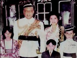 Menyarung persalinan indah rekaan datuk. Warisan Raja Permaisuri Melayu Almarhum Kdymm Sultan Abu Bakar Pahang