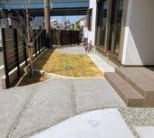 駐車場コンクリートの ハケ引き仕上げ と区別させる為 アプローチはコンクリートの 洗い出し仕上げ となっています コスパも良く 車が乗っても大丈夫なのでおススメです 洗い出し 洗い出し仕上げ 玄関アプローチ