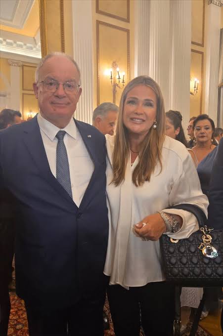 Οι εντυπωσιακές εμφανίσεις στο Προεδρικό Μέγαρο: Οι κυρίες που ψήφισαν κλασικό μαύρο, οι «ρομαντικές» επιλογές και το μοναδικό κοστούμι - Πρώτη Είδηση