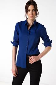 what color shirt goes with navy blue
