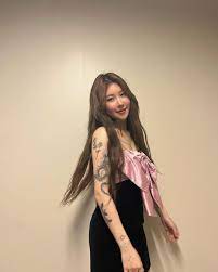 韓女歌手雙臂刺青遭酸「把身體當圖畫紙」！本人回擊：別管閒事！