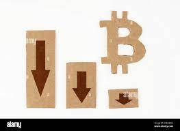 Le concept de crise économique. Sur une surface blanche, un graphique avec des  flèches vers le bas et un symbole de bitcoin. Symbole et graphique en  carton Photo Stock - Alamy