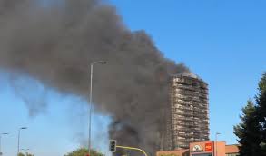 L'incendio, che pare partito da un appartamento, si è propagato agli ultimi piani dello stabile, gettando le persone nel panico. 9scpnb7fuw6vjm