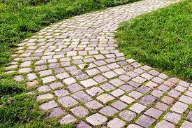 gorgeous ideas for a cobblestone pathway
