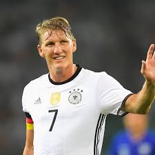 Bastian schweinsteiger (sinh ngày 1 tháng 8 năm 1984 tại kolbermoor, bayern, đức) là cựu cầu thủ bóng đá người đức thi đấu ở vị trí tiền vệ. Bastian Schweinsteiger Says Goodbye Fifa Com