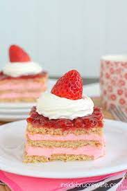 Strawberry Eclair Cake gambar png