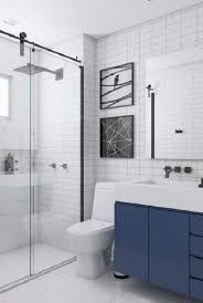 Hoje vamos falar sobre a decoração de um cômodo que não ganha tanto destaque assim, mas que pode ficar incrível em uma das cores mais populares do mundo: Banheiro Azul 68 Ideias Criativas Para Decorar Seu Ambiente