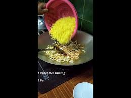 Resepi kuey teow goreng yang menjadi kegemaran keluarga che nom. Resepi Mee Goreng Bodo Bodoh Insane Fried Noodle Sangat Mudah Seakan Akan Di Tengkera Melaka Youtube