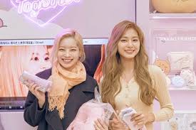 Netizens are discussing twice member dahyun's visuals. Twice S Dahyun Accidentally Spills The Beans On Tzuyu S New Hair Color Soompi
