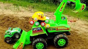 Excavator toy Đồ chơi máy xúc làm đường giúp 2 xe ô tô by Giai tri cho Be  yeu - YouTube