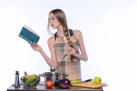 フリー写真] 料理本を見ながら調理中の外国人女性でアハ体験 - GAHAG | 著作権フリー写真・イラスト素材集