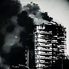 Dal piano più alto fino al seminterrato, 60 metri di palazzo andato in fiamme con pannelli che si sciolgono come burro. Cp B0rx8ycwcfm