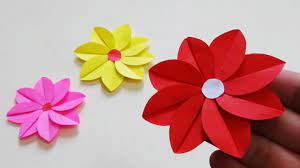 Seni melipat kertas atau origami adalah seni tradisional yang sudah ada sejak dulu di negara jepang.origami kemudian berkembang menjadi tren. Cara Membuat Bunga Hiasan Dinding Paper Craft Youtube