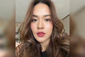 raisa selfie cantik dengan lipstik