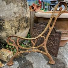 Ancient Cast Iron Bench Legs Recuperando
